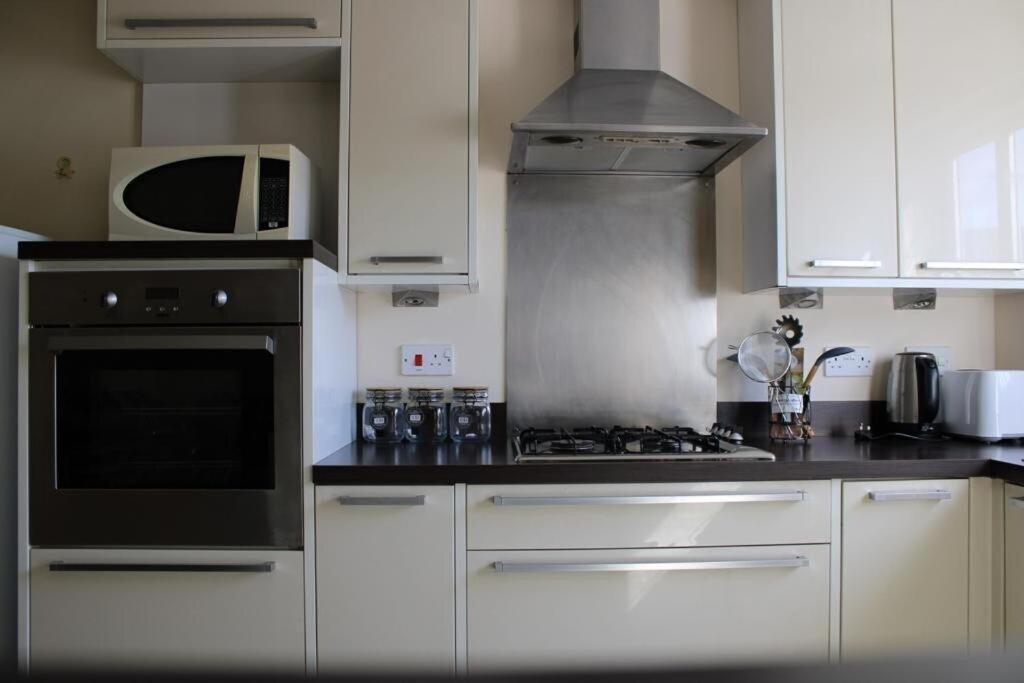 Two Bedroom Apartment, Free Parking, Close To Uclan And Free Wifi 프레스턴 외부 사진