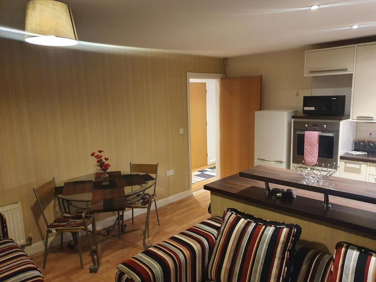 Two Bedroom Apartment, Free Parking, Close To Uclan And Free Wifi 프레스턴 외부 사진